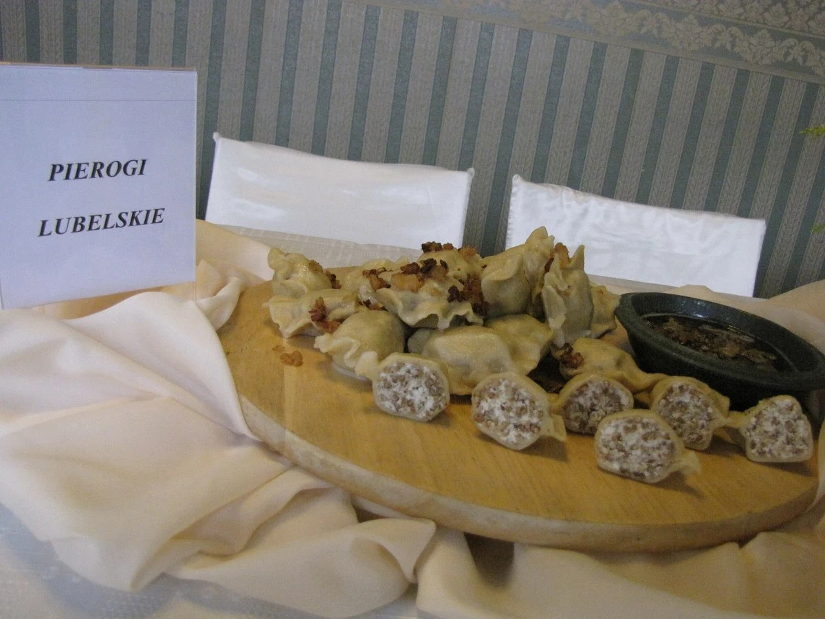 Lubelszczyzna od zawsze była regionem rolniczym - przez wieki żywiono się tutaj tym, co można było zebrać z pola, ogródka, sadu czy znaleźć w lesie. Mięso jadano raczej od święta, jeśli już pojawiało się na stole, to był to raczej drób. W lubelskich spiżarniach nigdy nie brakowało natomiast wszelkiego rodzaju zbóż, owoców czy nabiału, a podstawą wiejskiej kuchni stały się dwa rodzaje kaszy - gryczana i jaglana.