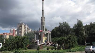 Grill przed radzieckim pomnikiem w centrum Stargardu Szczecińskiego