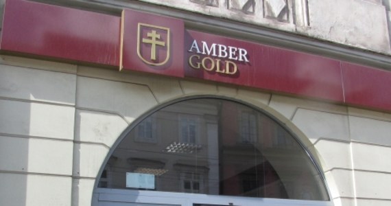 Amber Gold zamieścił w internecie komunikat, z którego wynika, że spółka zostanie zlikwidowana. "Klientom należy się zwrot pełnej kwoty kapitału wraz z odsetkami naliczonymi do dnia wypowiedzenia umowy" - zapewnia spółka. Prawnicy mówią jednak, że gwarancji nie ma.