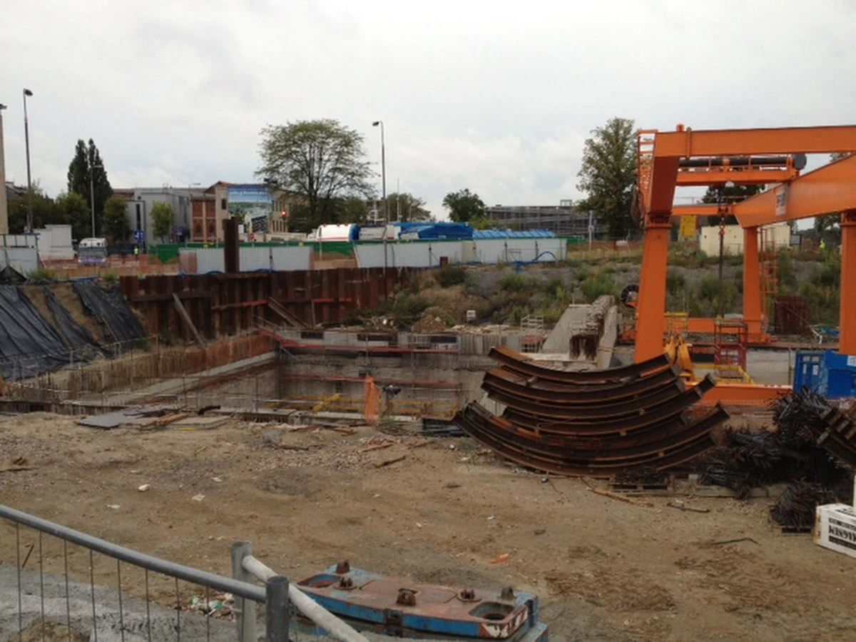 Dopiero w środę wykonawca drugiej linii warszawskiego metra poinformuje, do kiedy będzie zamknięta Wisłostrada i Most Świętokrzyski. Ruch wstrzymano tam po tym, jak w nocy z poniedziałku na wtorek na budowie stacji metra doszło do poważnej katastrofy: osunęła się ziemia, a najniższą kondygnację stacji zalała woda. Warszawa stanęła w korkach.