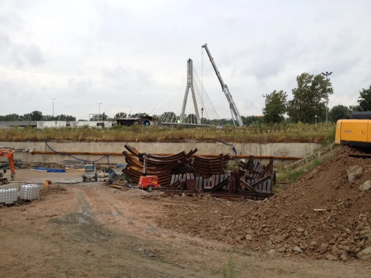 Zamknięty tunel Wisłostrady w Warszawie może zostać otwarty wcześniej niż zakładano. Jak dowiedział się reporter RMF FM Piotr Glinkowski, realny termin to początek grudnia, a nie - jak prognozowano - koniec roku.