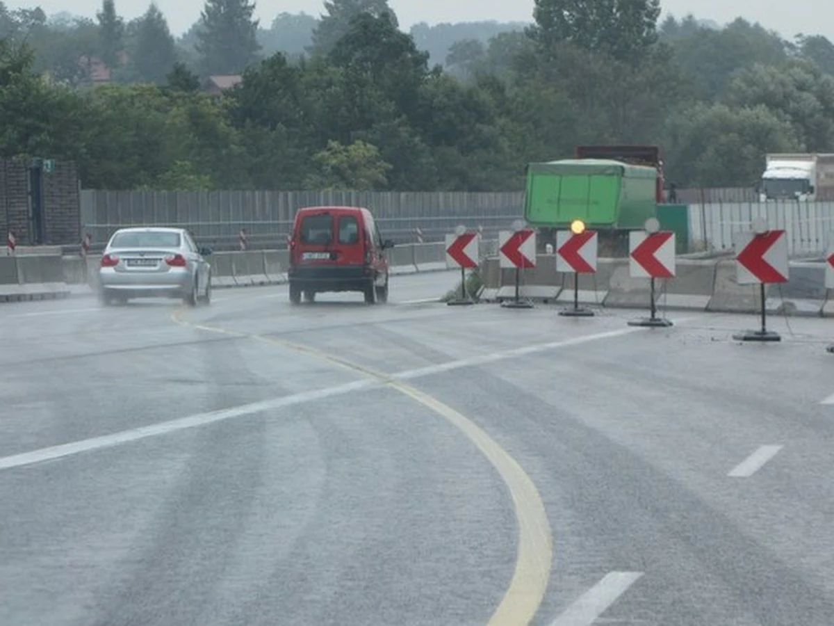Stalexport Autostrada Małopolska, mimo powtórnej kontroli Urzędu Ochrony Konkurencji i Konsumentów, nie zamierza obniżyć ceny za przejazd remontowanym odcinkiem autostrady Kraków-Katowice - ustalił reporter RMF FM Maciej Grzyb. Urząd już raz nałożył na spółkę karę 1,3 mln złotych za stosowanie nieuczciwych cen.