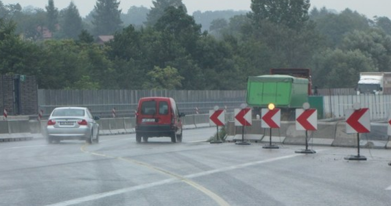 Stalexport Autostrada Małopolska, mimo powtórnej kontroli Urzędu Ochrony Konkurencji i Konsumentów, nie zamierza obniżyć ceny za przejazd remontowanym odcinkiem autostrady Kraków-Katowice - ustalił reporter RMF FM Maciej Grzyb. Urząd już raz nałożył na spółkę karę 1,3 mln złotych za stosowanie nieuczciwych cen.