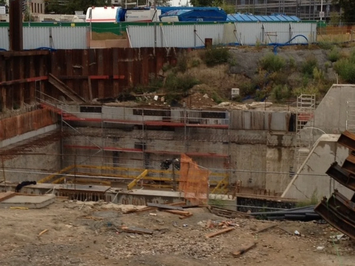 Woda nadal co jakiś czas wlewa się na budowę stacji Powiśle - usłyszał od rzecznika wykonawcy drugiej linii metra w Warszawie reporter RMF FM Mariusz Piekarski. Jeszcze dziś firma realizująca inwestycję ma przedstawić wyniki szczegółowych badań geologicznych i geodezyjnych. Od nich zależy, kiedy przywrócony będzie ruch w tunelu Wisłostrady i na Moście Świętokrzyskim.