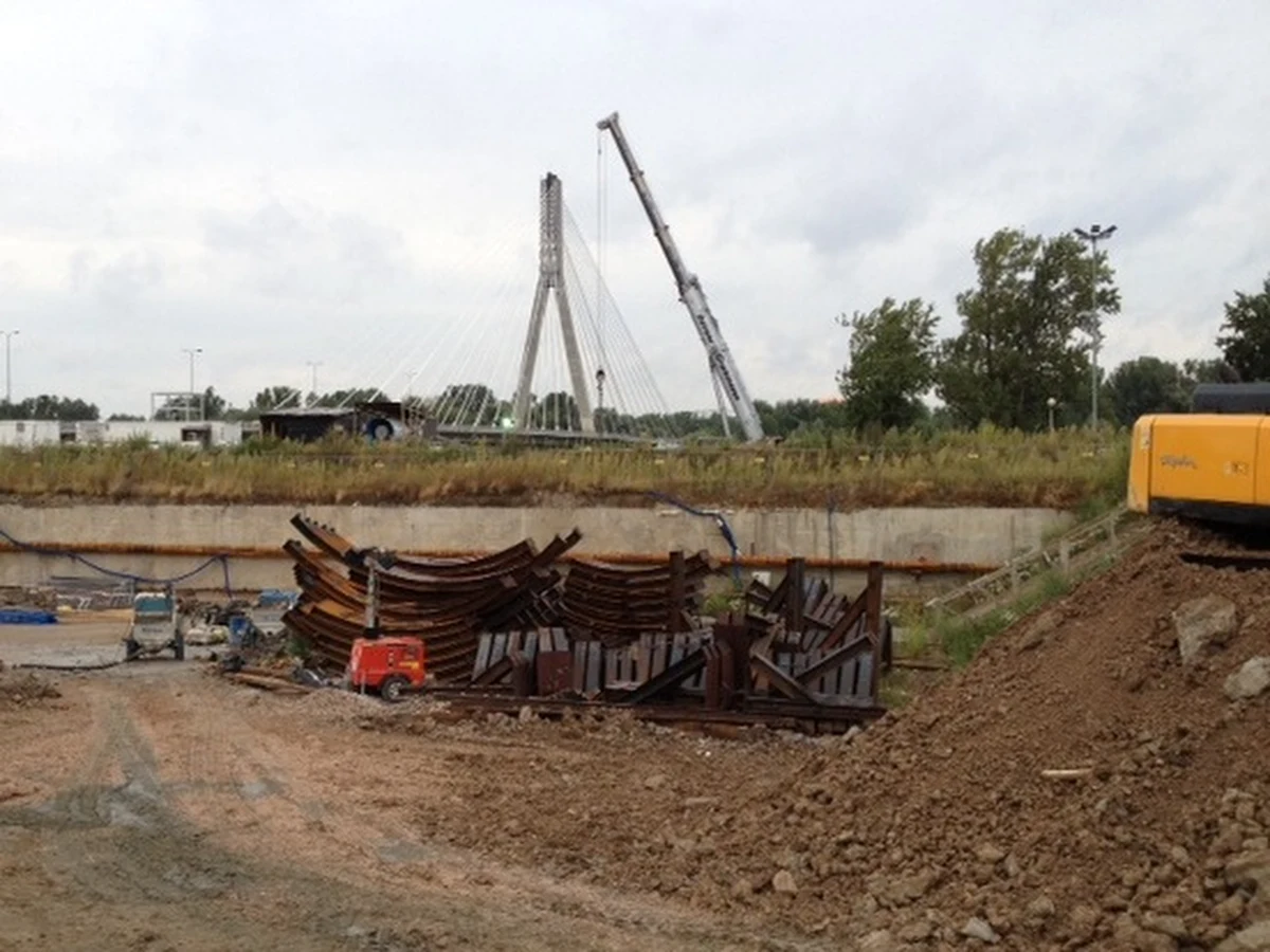 Eksperci wykonawcy i projektanta przeprowadzili wizję lokalną na stacji warszawskiego metra Powiśle. Stwierdzili, że ruch na Moście Świętokrzyskim zostanie wkrótce przywrócony, a tunel Wisłostrady pozostanie zamknięty, bo konieczne jest przeprowadzenie tam dodatkowych badań.  
