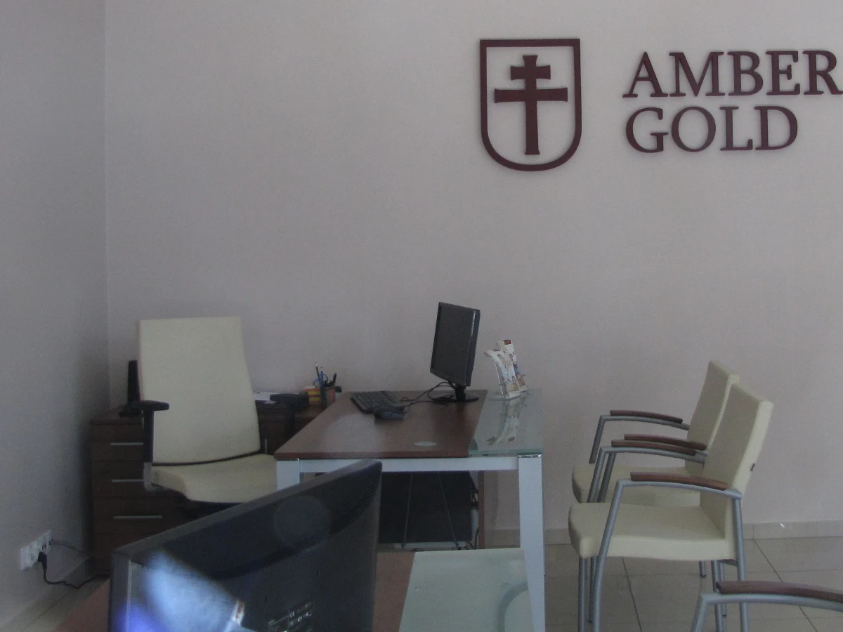 Amber Gold przez cztery lata działał bez pozwolenia - informuje "Rzeczpospolita". Gazeta podaje, że nikt nie sprawdził, czy firma Plichty ma prawo handlować złotem. Biznesmen wykorzystał więc dziurę w polskim prawie. Jako osoba karana nie miał szans na wpis do rejestru firm handlujących złotem, dlatego obracał nim bez zezwolenia.