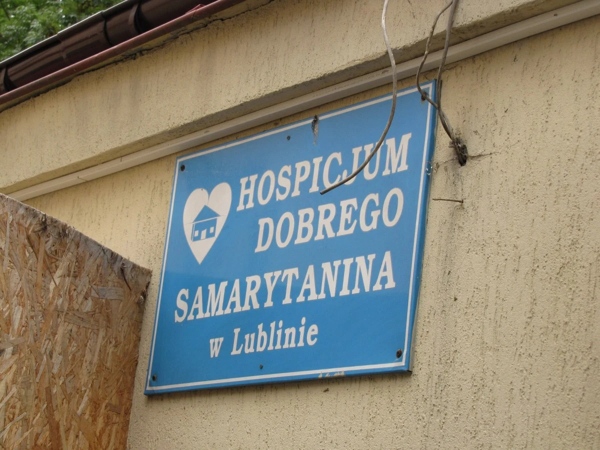 Co najmniej 700 tys. złotych potrzeba na dokończenie nowego pawilonu hospicjum Dobrego Samarytanina w Lublinie. Bez pomocy może zabraknąć pieniędzy na wypłaty dla robotników. Rocznie z pomocy placówki korzysta na miejscu blisko 300 osób, do kolejnych 600 dojeżdżają zespoły wyjazdowe, a potrzebujących jest co najmniej o połowę więcej.