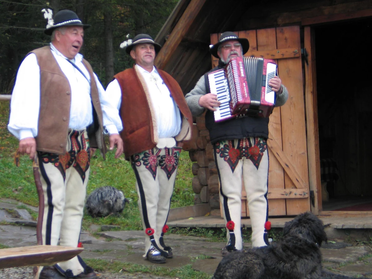 Wakacje powoli się kończą, więc Zakopane jest wprost oblężone przez turystów. Mnóstwo przybyszów z różnych stron świata spaceruje po Krupówkach i wędruje po górskich szlakach. Górale są tak spostrzegawczy, że nie tracą orientacji w tym tłumie. Już na pierwszy rzut oka rozpoznają, skąd przyjechała dana osoba.