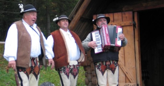 Wakacje powoli się kończą, więc Zakopane jest wprost oblężone przez turystów. Mnóstwo przybyszów z różnych stron świata spaceruje po Krupówkach i wędruje po górskich szlakach. Górale są tak spostrzegawczy, że nie tracą orientacji w tym tłumie. Już na pierwszy rzut oka rozpoznają, skąd przyjechała dana osoba.