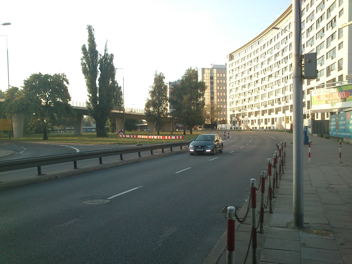 Skończył się okres ochronny dla warszawskich kierowców. Od świtu na Powiślu obowiązuje całkowicie zmieniona organizacja ruchu. To wszystko związane jest z przeciekiem na budowie metra i zamknięciem tunelu Wisłostrady. Co gorsza, jak wynika z miejskich statystyk, do stolicy wróciła już z wakacji większość mieszkańców. Trzeba więc szykować się na korki.