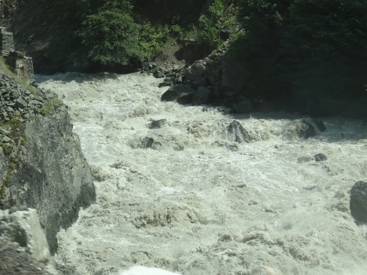 Polska turystka zaginęła w gruzińskiej Mestii - stolicy górzystego regionu Swanetia - poinformował konsul RP w Tbilisi. Informację tę podała wcześniej gruzińska telewizja Rustawi 2. Według niej turystka spadła w przepaść, gdy poszukiwała drogi w rejonie rzeki Enguri.
