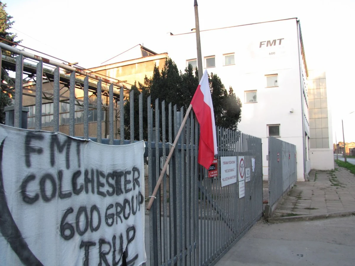 Zamknięte bramy Fabryki Maszyn Tarnów. Dziś po dziesięciu dniach przerwy zakład miał wznowić produkcję. Tak przynajmniej obiecywali angielscy właściciele fabryki w piśmie umieszczonym na głównej bramie zakładu. Niestety, obiecanki cacanki. Rano ponad dwustu pracowników pocałowało klamkę od bramy. Pracy jak nie było, tak nie ma. Jest za to zapowiedź wniosku o upadłości fabryki.  
