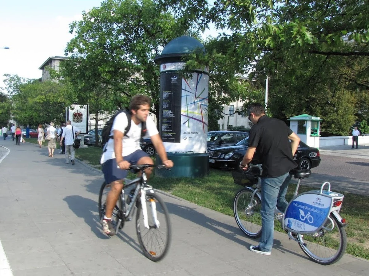 Warszawa ma prawie 300 kilometrów ścieżek rowerowych. Niestety, często kończą się one w nieoczekiwanych miejscach. Rowery nieraz trzeba przenosić przez tory kolejowe, a ustalone trasy nakazują wjeżdżanie w barierki i pomniki. Nasz reporter Mariusz Piekarski wziął pod lupę rowerowe absurdy stolicy.