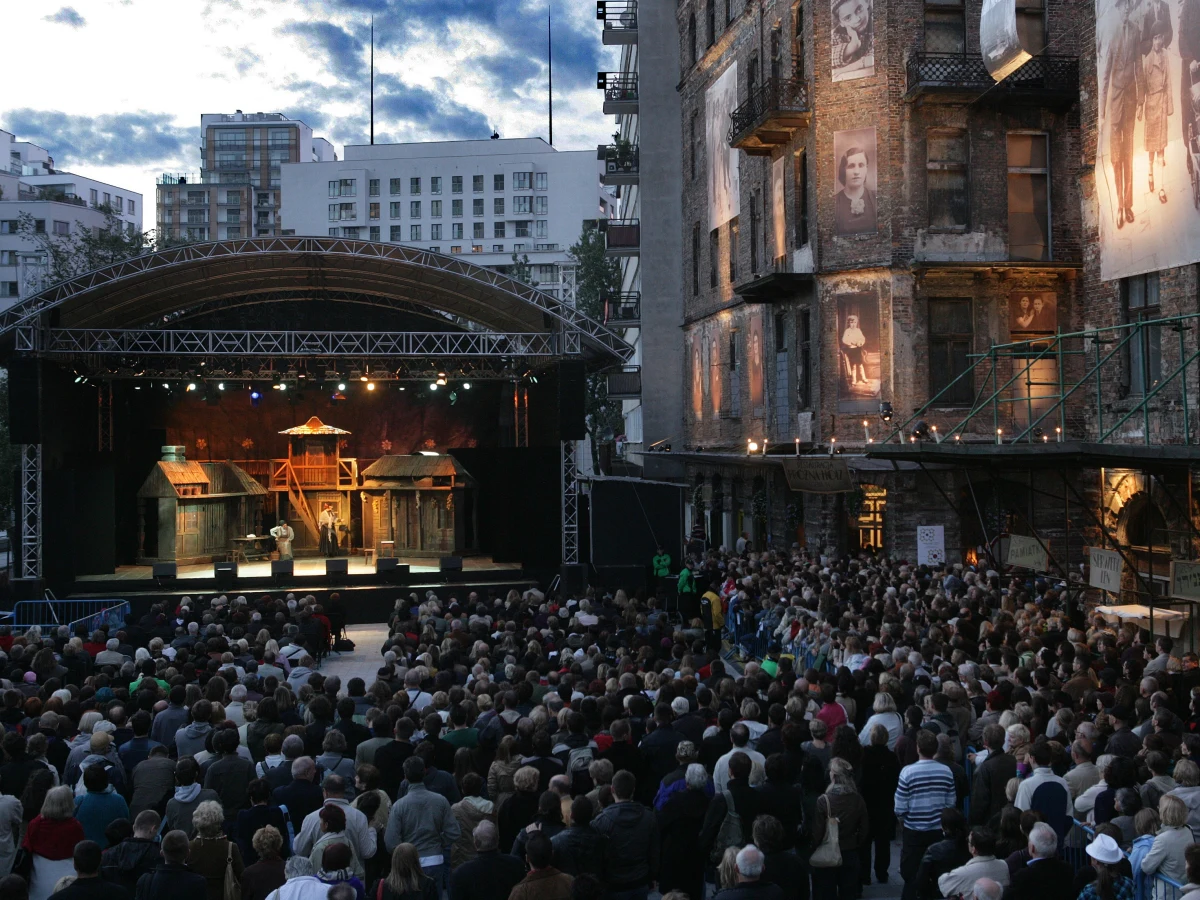 IX edycja Festiwalu Kultury Żydowskiej Warszawa Singera rusza w sobotę 25 sierpnia. Warszawa przypomni sobie brzmienie języka jidysz, w którym przed laty mówiła jedna trzecia ludności stolicy. Okolice ulicy Próżnej, Placu Grzybowskiego, warszawskiej Pragi, a także Muranowa wypełnią żydowska muzyka, teatr, wystawy, filmy i taniec.