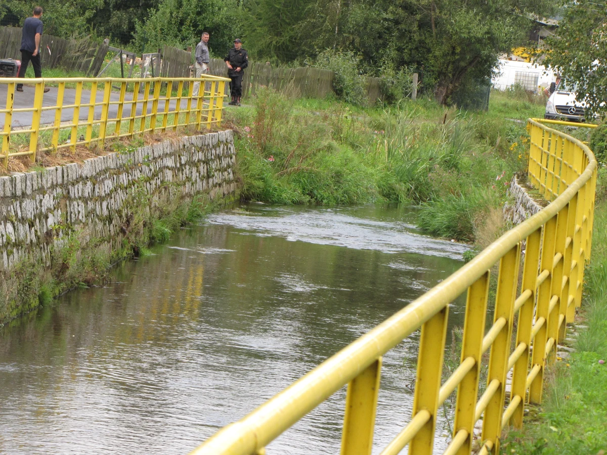 Przeprowadzane dziś sekcje zwłok mają ostatecznie potwierdzić przyczynę śmierci nastolatek z Krzeszowa. Śledczy wstępnie ustalili, że zmarły one po porażeniu prądem. Ciała 12 i 13-latki znaleziono we wtorek w rzece. Jedna z nich trzymała w ręce zerwany kabel energetyczny.