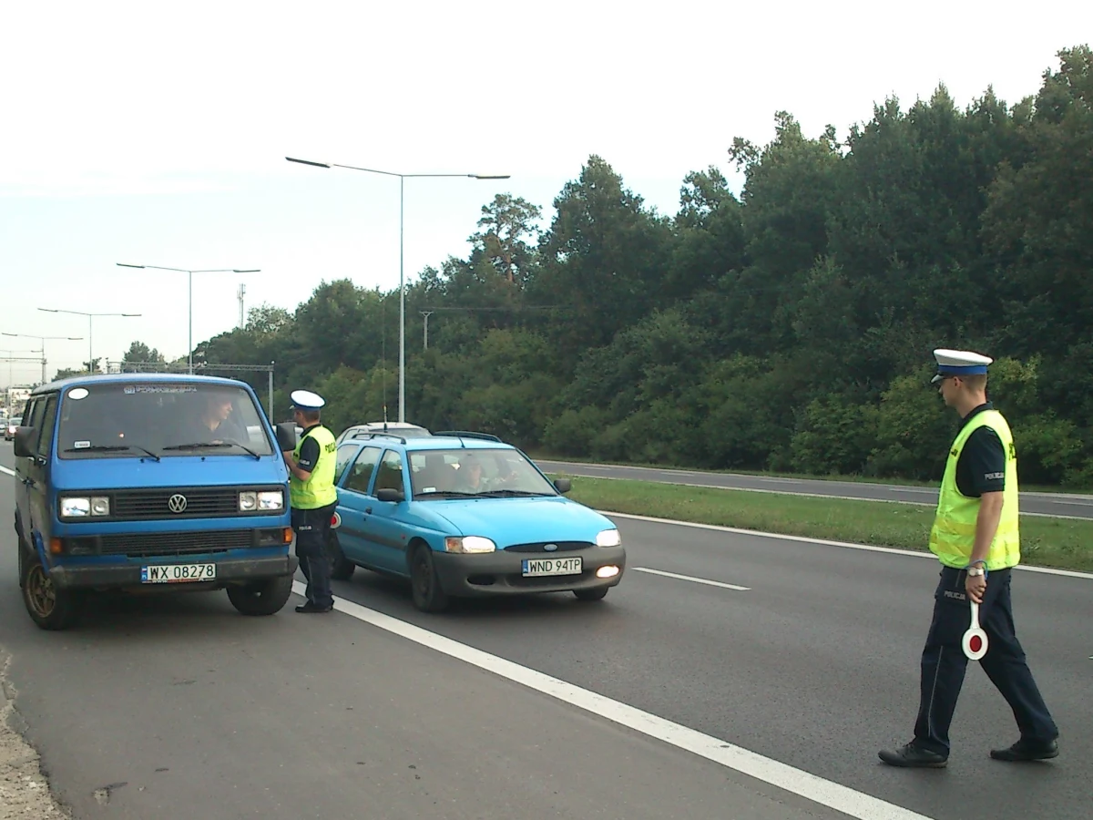 Uwaga, kierowcy! O poranku rozpoczęła się akcja "Prędkość". Do końca weekendu 4,5 tysiąca policjantów w całej Polsce będzie patrolować drogi z radarami i alkomatami. Przy wjazdach do największych miast powstały także "rogatki trzeźwości".