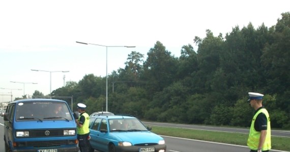 Uwaga, kierowcy! O poranku rozpoczęła się akcja "Prędkość". Do końca weekendu 4,5 tysiąca policjantów w całej Polsce będzie patrolować drogi z radarami i alkomatami. Przy wjazdach do największych miast powstały także "rogatki trzeźwości".