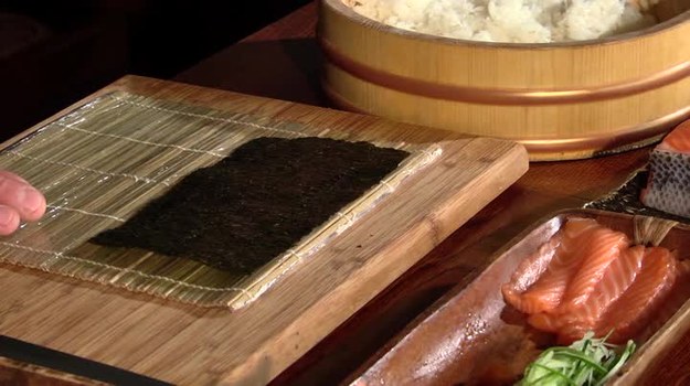 Uramaki to rodzaj sushi, w którym ryż znajduje się na zewnątrz wodorostów nori. Często obtoczony jest w sezamie. Zobaczcie, jak je przyrządzić.