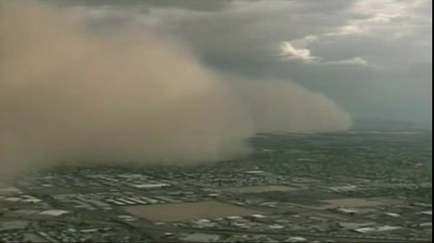 Po raz drugi w ciągu kilku dni nad Phoenix, stolicą stanu Arizony, przeszła burza piaskowa. Zaledwie kilka godzin wcześniej wygasło ostrzeżenie burzowe. Sunącej ścianie piasku towarzyszyły grzmoty i ulewny deszcz (CNN Newsource/x-news).