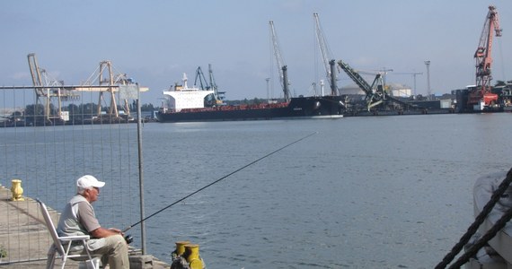 Do portu w Świnoujściu (Zachodniopomorskie) wpłynął w asyście czterech holowników, holenderski masowiec "UBC Onsan". To największy statek, jaki kiedykolwiek wpłynął do zespołu portów w Szczecinie i Świnoujściu - mierzy 263 m długości i 42 m szerokości.