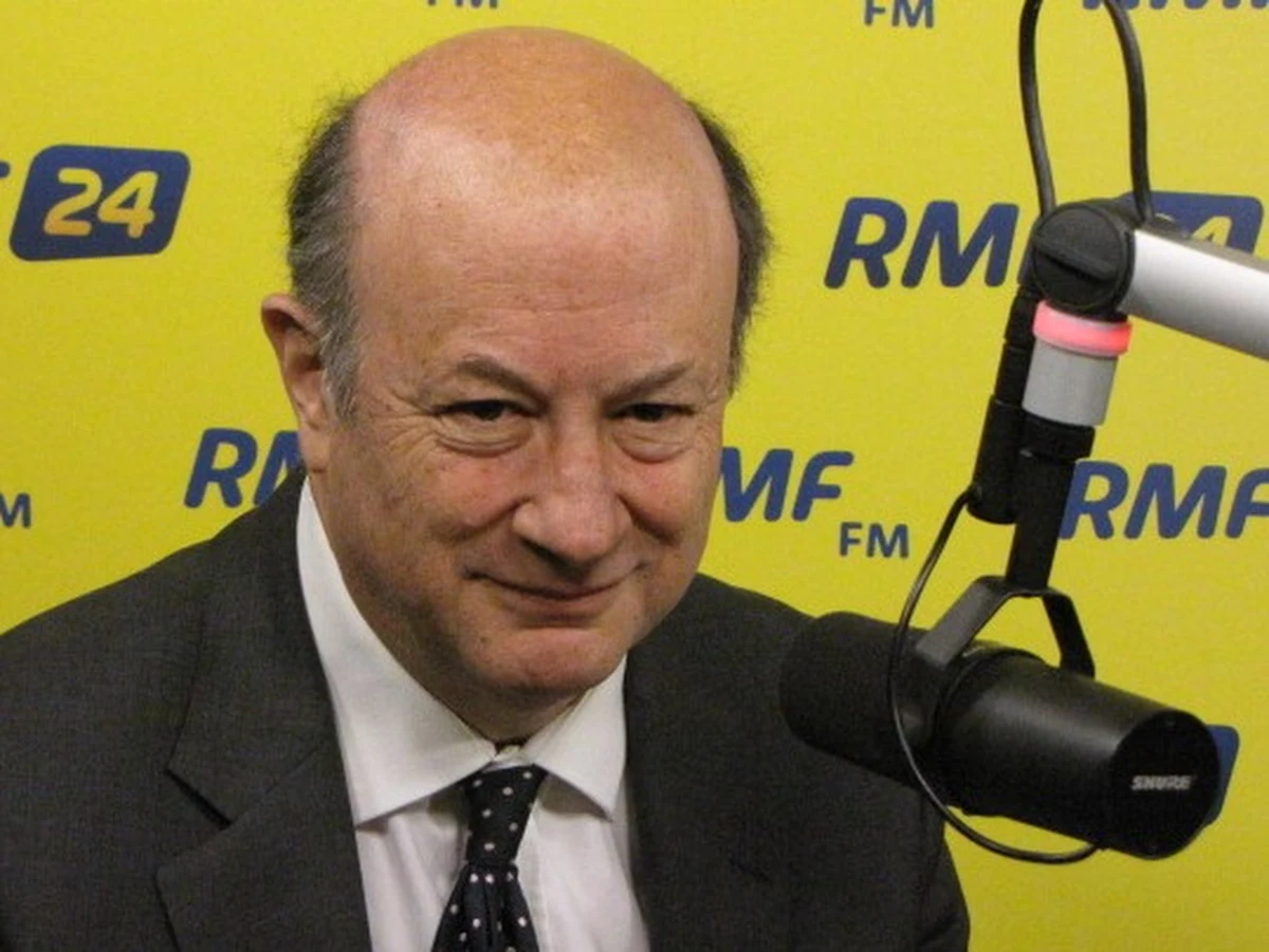 VAT może pozostać na podwyższonym poziomie po 2014 roku. Minister Finansów Jacek Rostowski zmienia zdanie i już nie obiecuje szybkiego powrotu do 22-procentowej stawki tego podatku. To jego reakcja na fatalne dane gospodarcze.