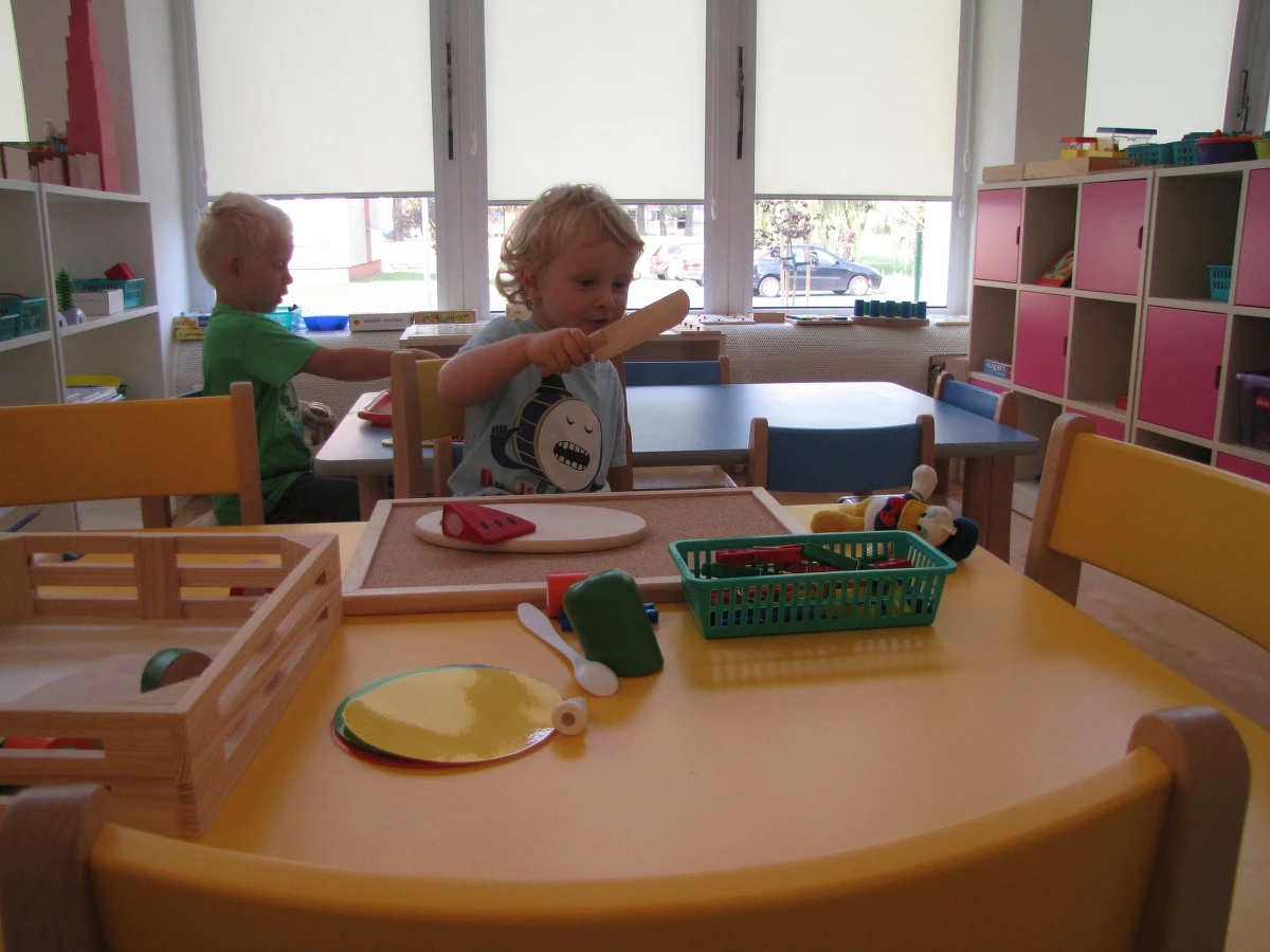 Rodzice z Białegostoku, którzy korzystają z zasiłków rodzinnych, mogą płacić nawet o połowę mniej za pobyt dzieci w przedszkolu. Nasz reporter sprawdził, jakich formalności należy dopełnić, by liczyć na zniżkę.