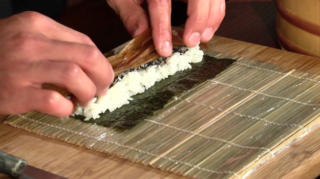 Hosomaki to rodzaj sushi, w którym ryż i pokrojone w wąskie paski kawałki surowych ryb i warzyw zawijane są w płat nori, tworząc cienkie jednoskładnikowe rolki.