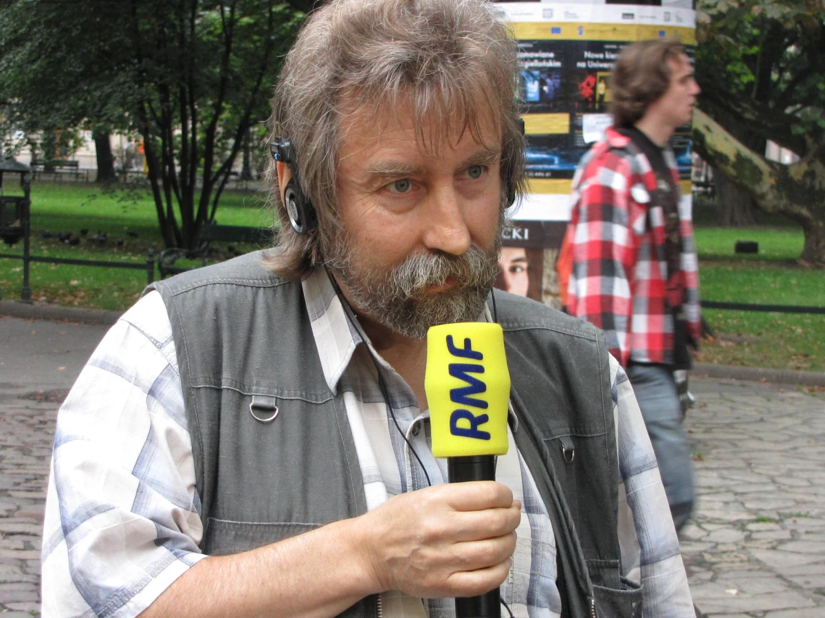 "Szkoła powinna być przyjazna, ale powinna być szkołą wymagającą. Bo rzeczywistość, która nas otacza, jest rzeczywistością wymagającą. Trzeba umieć rozwiązywać rozmaite problemy, radzić sobie z trudnościami. Jeżeli będziemy teraz bawić się w szkołę bez wymagań, to skrzywdzimy młodych ludzi. Trafiając później w dorosłe życie, trafiając na rynek pracy, stając przed trudnymi  wyzwaniami, nie będą w stanie sobie z nimi poradzić" - podkreśla w pierwszym dniu nowego roku szkolnego Jerzy Lackowski, były wojewódzki kurator oświaty w Krakowie.