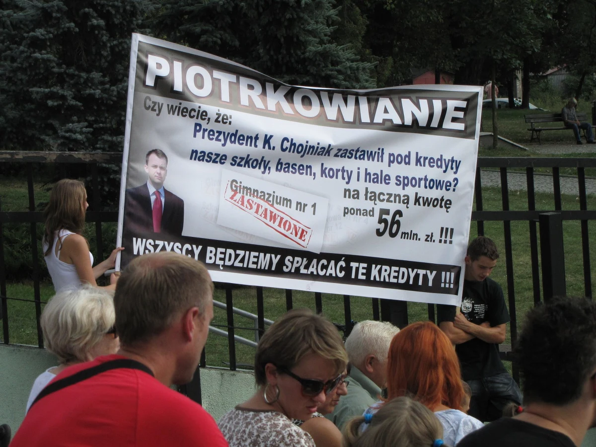 Władze Piotrkowa Trybunalskiego zastawiły budynki sześciu szkół pod kredyty, jakie zaciągnęły na spłatę wcześniejszych zobowiązań. Przeciwko takiej decyzji protestują rodzice i uczniowie. Na rozpoczęcie nowego roku szkolnego przyszli z transparentami: "Wszyscy będziemy spłacać te kredyty".