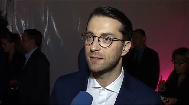 Filip Bobek dołączył do obsady popularnego serialu "Hotel 52". Przystojny i dystyngowany concierge, w którego się wciela, ma poważny problem: zawód miłosny, który przeżył, nie pozwala mu otworzyć się na nowe uczucie...