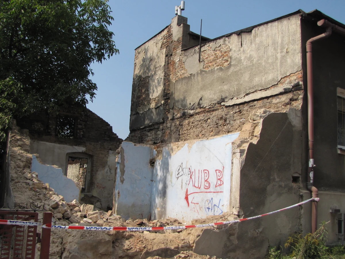 Podczas rozbiórki zrujnowanego domu w Sosnowcu doszło do eksplozji zapalnika artyleryjskiego. Był on ukryty w ścianie i wybuchł, gdy jeden z robotników uderzył w nią łomem. Mężczyzna z pokaleczoną twarzą trafił do szpitala.
