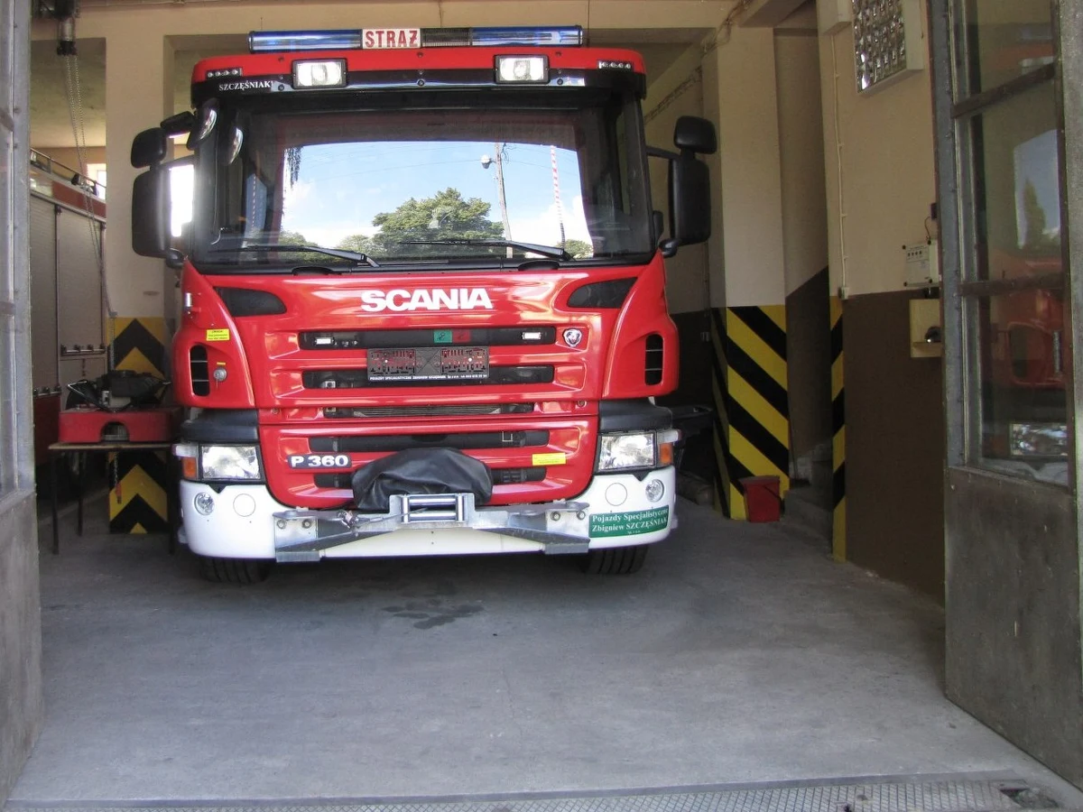 Całkowicie nowy, dobrze wyposażony wóz bojowy stoi od 2 lat w garażu strażaków z Białej w Łódzkiem. Mundurowi nie mogą nim wyjechać do pożaru, bo auto jest... depozytem sądowym.