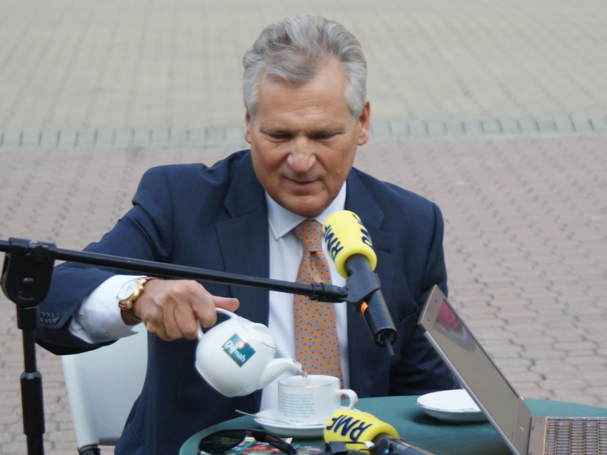 "Wszędzie, nawet tu na Forum Ekonomicznym w Krynicy, widzę zniechęcenie Tuskiem i Platformą Obywatelską. PO się zużywa, a rząd jest raczej słabszy niż mocniejszy. Potrzebne są szybkie zmiany personalne w rządzie" - uważa Aleksander Kwaśniewski, gość Kontrwywiadu RMF FM. "Realne zagrożenie dla rządów PO to raczej tykająca bomba bezrobocia niż afera Amber Gold. Elektorat PO jest wahliwy. Ci ludzie głosowali kiedyś na SLD, na PiS, teraz mogą przestać głosować na PO. PO oferuje dziś tylko mgliste obietnice" - dodaje.