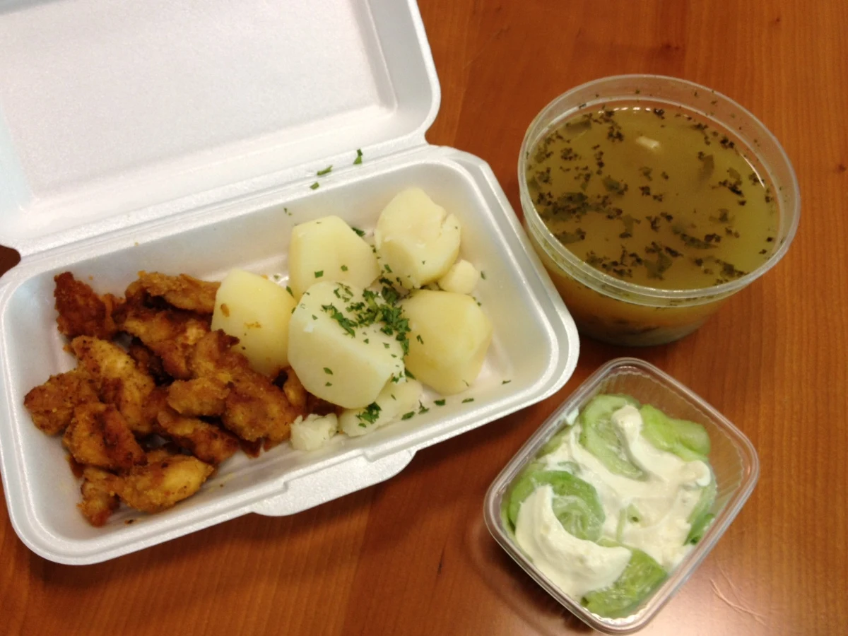 Najnowsze wyniki badań są zatrważające: traktujemy swój organizm jak „worek na śmieci”, wrzucając do niego byle co, byle gdzie. Na to, by zafundować sobie pełnowartościowy posiłek, mamy coraz mniej czasu. Dlatego dziś pytamy, co Wy planujecie zjeść na obiad podczas pracy w biurze.