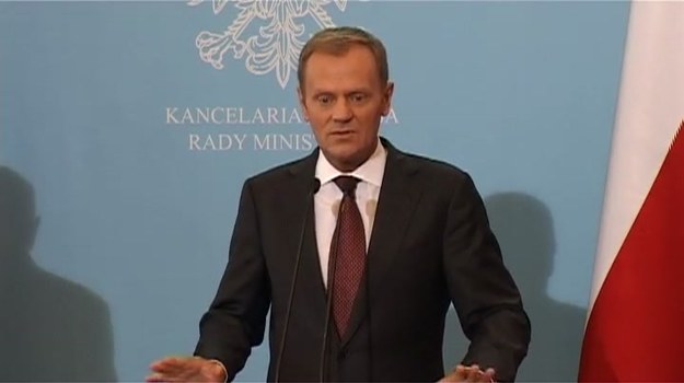 Zarówno ja, jak i prezydent Komorowski jesteśmy oceniani czasem w sposób bardzo brutalny, przekraczający granice prawa i przyzwoitości – powiedział premier Donald Tusk na konferencji prasowej.