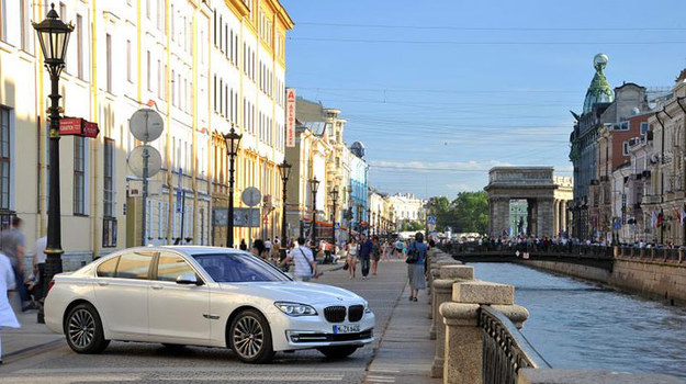 W założonym przez cara Piotra I na początku XVIII wieku  rosyjskim Petersburgu odbyła się premiera nowego BMW serii 7. Zapraszamy do odwiedzenia z nami tego pięknego miasta...