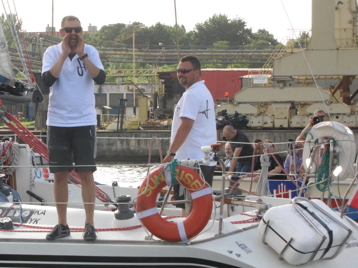 Pierwszy w historii polskiego żeglarstwa rejs dookoła Bałtyku bez zawijania do portu zakończył się sukcesem dwóch żeglarzy ze Szczecina. Krzysztof Łobodziec i Mikołaj Marecki pokonali trasę 1500 mil morskich szybciej, niż zakładali. Teraz czekają na załogę, która pobije ich wyczyn.