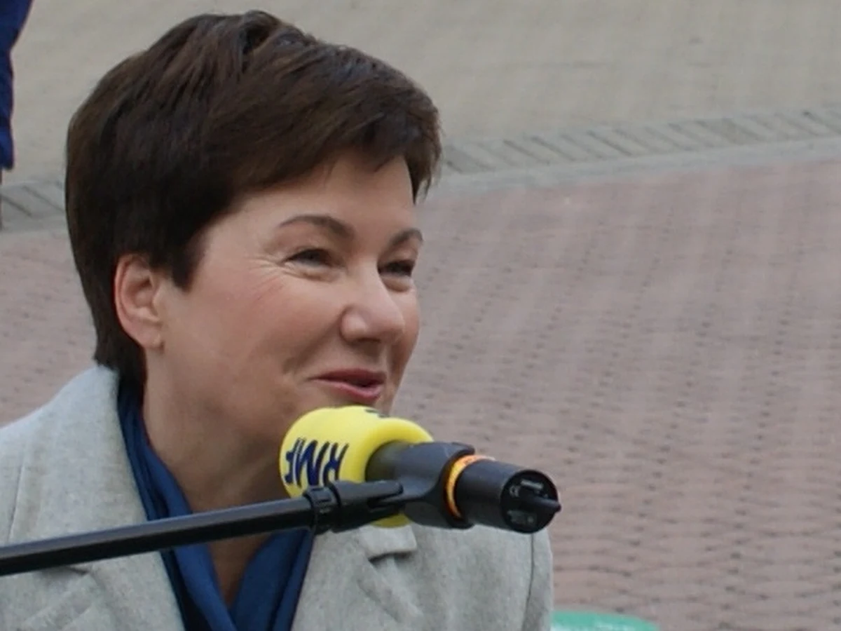 Przez pierwsze pół roku ministrowie dopiero się wdrażają. Ewentualne zmiany w rządzie możliwe są dopiero po półtora do dwóch lat od rozpoczęcia kadencji. Dopiero wtedy, jeśli okaże się, że ktoś zawalił, trzeba go wymienić - mówi w Kontrwywiadzie RMF FM Hanna Gronkiewicz-Waltz. Wiceprzewodnicząca PO nie zgadza się z Aleksandrem Kwaśniewskim, który wczoraj w RMF FM mówił o konieczności głębokich zmian w rządzie. Kwaśniewski nie jest nieomylny - mówi gość RMF FM. Nie ma takiej potrzeby - dodaje.