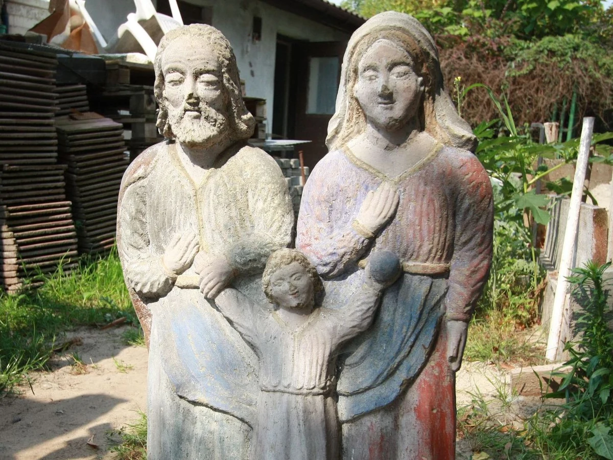 Niezwykłego odkrycia dokonano na jednej z posesji na obrzeżach Krakowa. Znaleziono tam skradzione wiele lat temu zabytkowe okiennice, militaria z okresu II wojny światowej, sakralia i inne przedmioty o szczególnym znaczeniu dla kultury. Dwie osoby podejrzewane o ich kradzież zostały już zatrzymane.