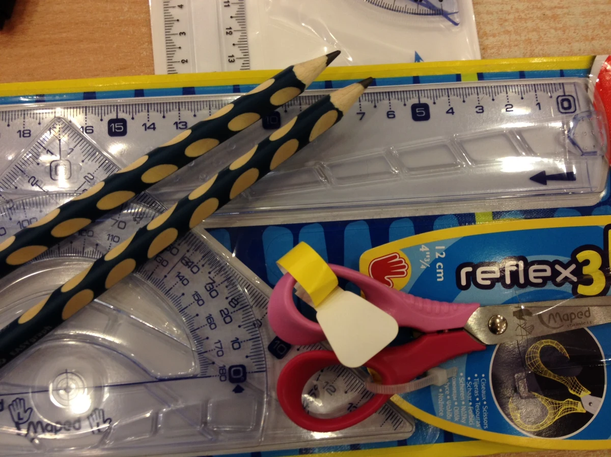 Plecak ze świecącymi kółkami, elastyczna linijka, czy długopis z niewidzialnym wkładem. Dzieci dobrze wiedzą, czego potrzebują w szkole. Rodzicom pozostaje tylko spełniać te zachcianki, w miarę możliwości rzecz jasna. 

