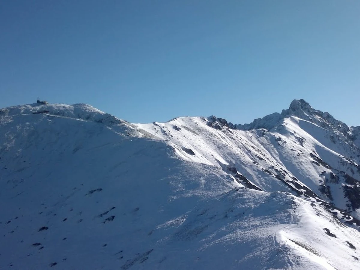 Jeszcze kilka tygodni temu w Tatrach było gwarno od turystów, a droga do Morskiego Oka przypominała deptak w centrum dużego miasta. Dziś w górach lato siłuje się już powoli z jesienią, a to oznacza, że warunki na szlakach, szczególnie w wyższych partiach gór, będą coraz trudniejsze. Ratownicy TOPR ostrzegają, że we wrześniu można się już spodziewać lokalnych oblodzeń czy opadów śniegu.