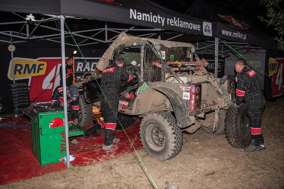 Niespełna pół godziny i ogrom pracy do wykonania. To od nich zależy komfort kierowców i pilotów oraz sprawność samochodów. Ekipy techniczne po każdym dniu terenowego rajdu Baja Poland 2012 mają pełne ręce roboty.