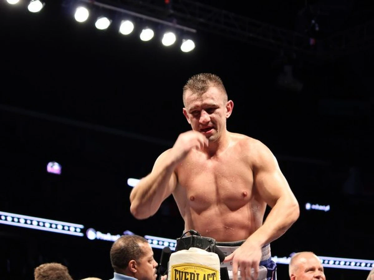 "Tomasz Adamek uratował swą karierę w kategorii ciężkiej" - tak wygraną Polaka z Travisem Walkerem w Newark podsumowuje portal BoxingInsider. Co prawda w drugiej rundzie "Góral" leżał na deskach, ale przetrzymał kryzys i wygrał w piątym starciu.