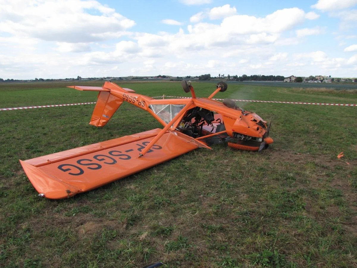 Mały samolot rozbił się na lotnisku Aeroklubu Krakowskiego w Pobiedniku Wielkim. Jak ustalił reporter RMF FM Maciej Grzyb, pilot i pasażer zostali niegroźnie ranni. Przyczyną wypadku był błąd pilota, który lądował ze zbyt małą prędkością.