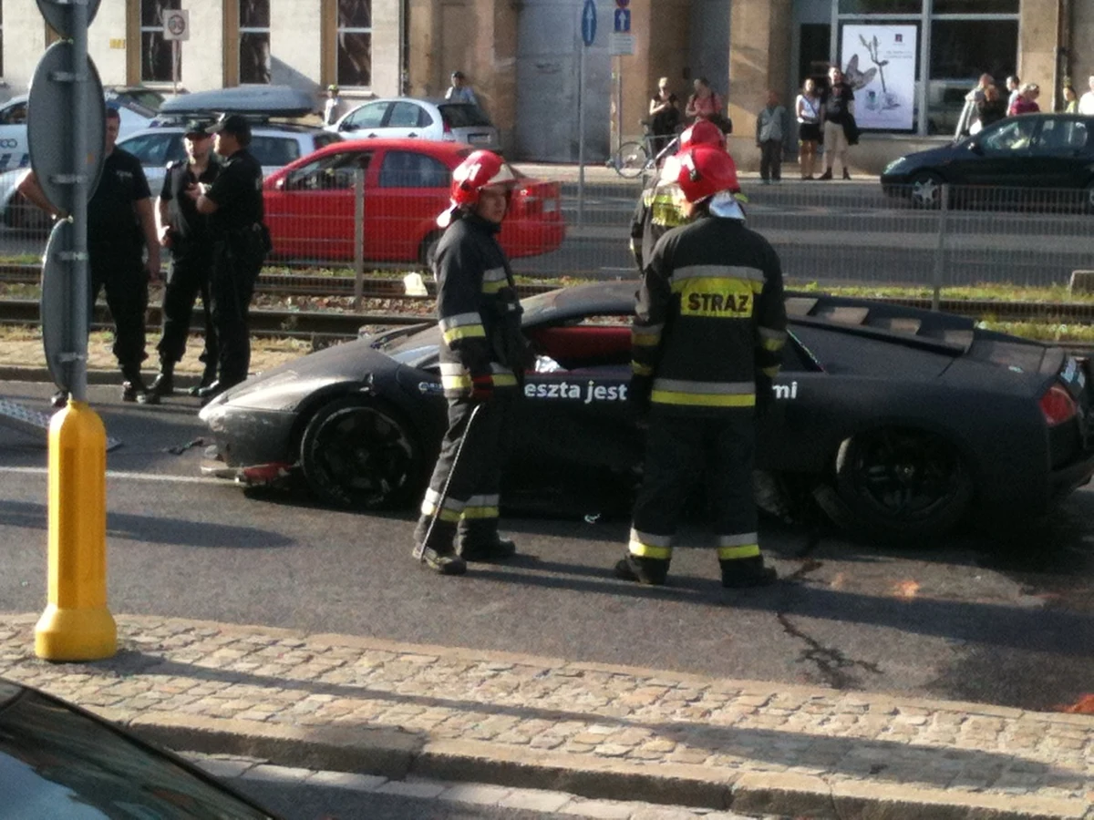 Dwie osoby zostały lekko ranne w wyniku wypadku, do którego doszło w centrum Wrocławia. Przy wjeździe do tunelu właściciel lamborghini nie wyrobił na zakręcie i uderzył w ścianę. Informację dostaliśmy od naszego słuchacza na Gorącą Linię RMF FM.