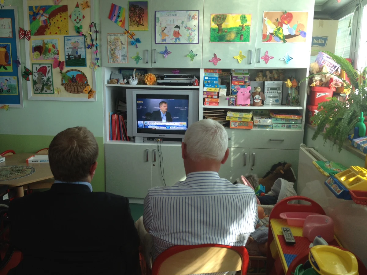 Przerost administracji i za wysokie pensje - to według ministra zdrowia powód kłopotów finansowych Centrum Zdrowia Dziecka. Bartosz Arłukowicz polecił dyrektorowi, żeby do 21 września przedstawił plan ratunkowy.