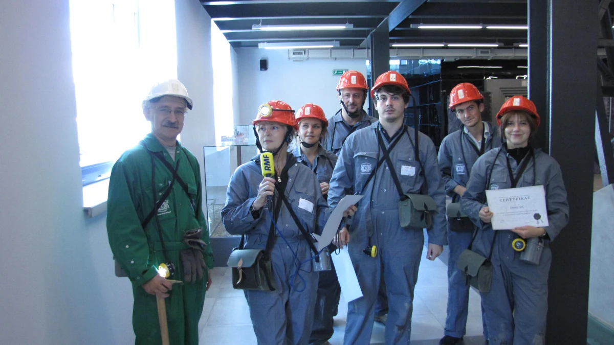 To była niezwykła podróż; podróż w czasie i przestrzeni. Wrażenia niesamowite. By coś takiego przeżyć, potrzeba naprawdę niewiele. Wystarczy wizyta w Wieliczce. 7 września w tamtejszej kopalni otwarto Trasę Górniczą. Byłam i polecam.