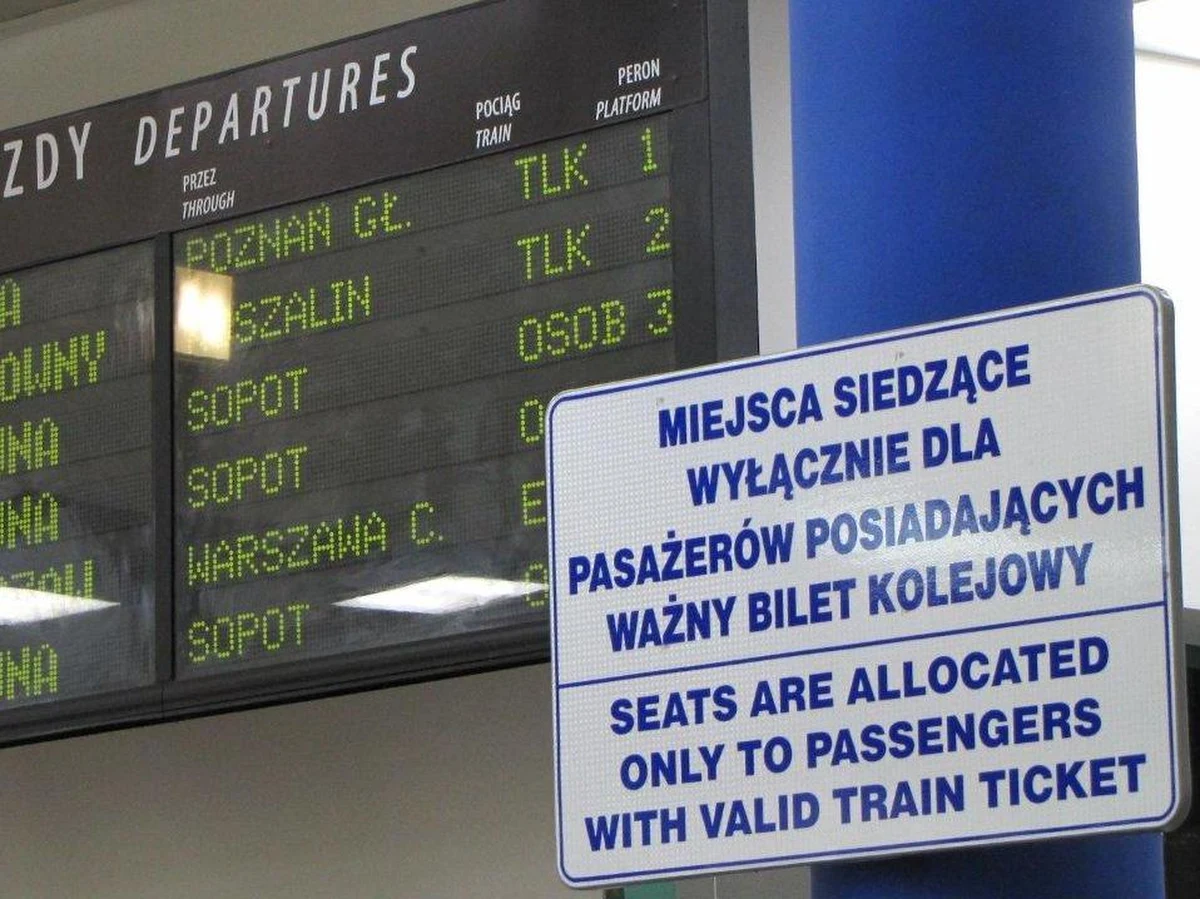 Nie masz biletu - nie usiądziesz. I nie chodzi o miejscówkę w pociągu, tylko... poczekalnię na Dworcu Głównym PKP w Gdańsku. Zakaz wymierzony jest przede wszystkim w bezdomnych - tłumaczy zarząd dworca.