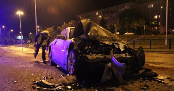 Sportowe auto uderzyło w autobus miejski. Trzy osoby ranne - Polska Trzy osoby zostały ranne po tym, jak sportowy nissan uderzył w tył autobusu komunikacji miejskiej w Olsztynie. Do wypadku doszło na ulicy Witosa.