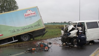 Tragiczny wypadek w Łódzkiem, bus zderzył się z tirem